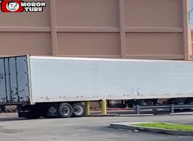Video :This trucker decided his truck would pass (even though it didn't at all)